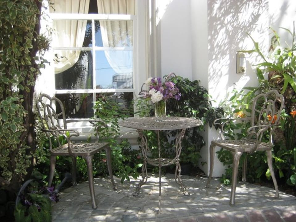 El Fresco area in front of the cottage guests  enjoy Mountain/garden & peace 
