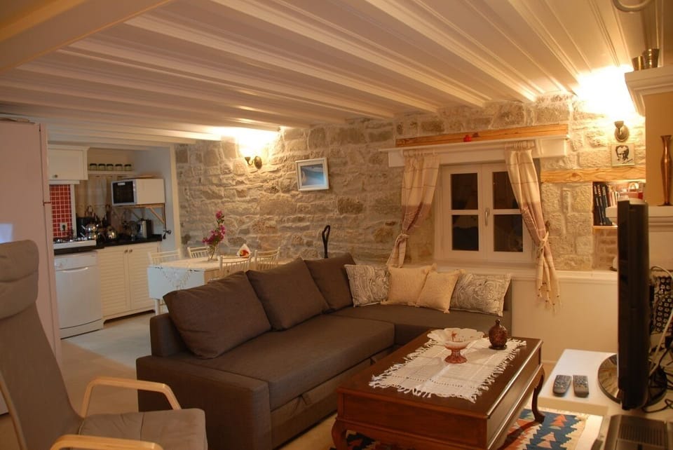 Living room on the garden floor...