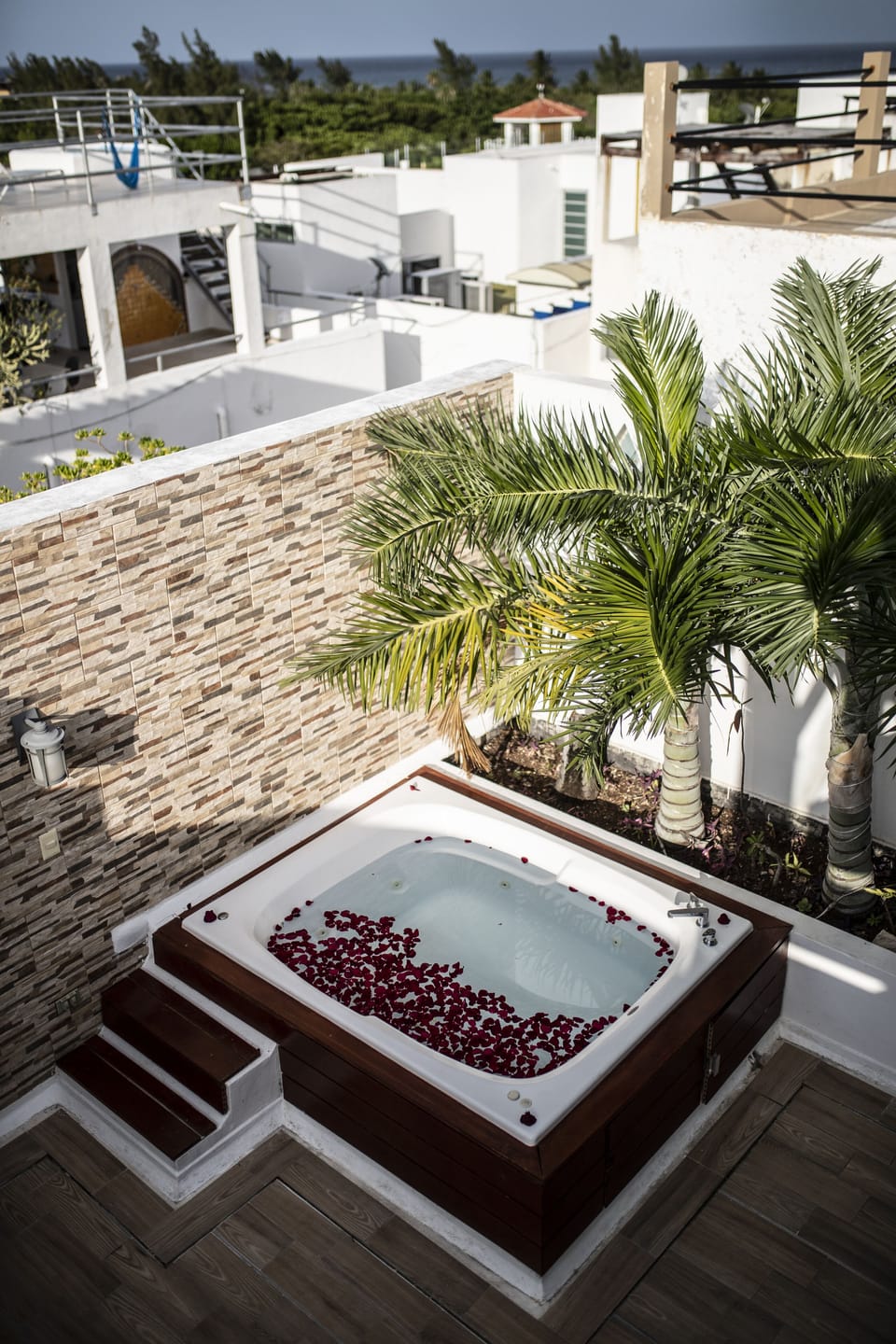Outdoor spa tub