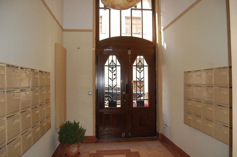 the building entrance , the building built for Paltinus Prince in 1906