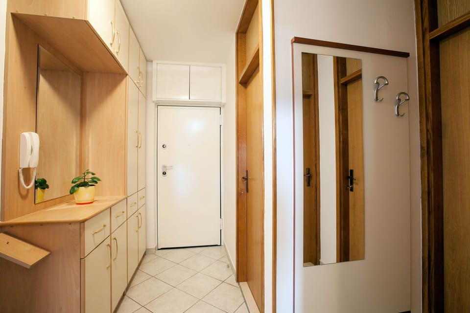 Entry area with safety doors 