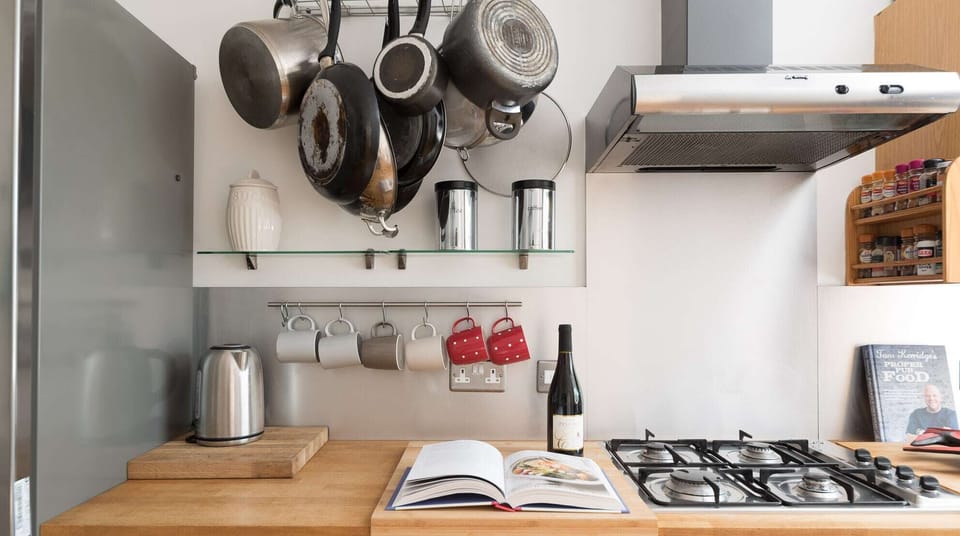 First floor kitchen - 4 ring gas hob.