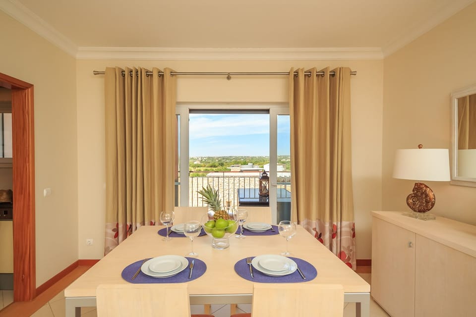 Bright and spacious dinning area