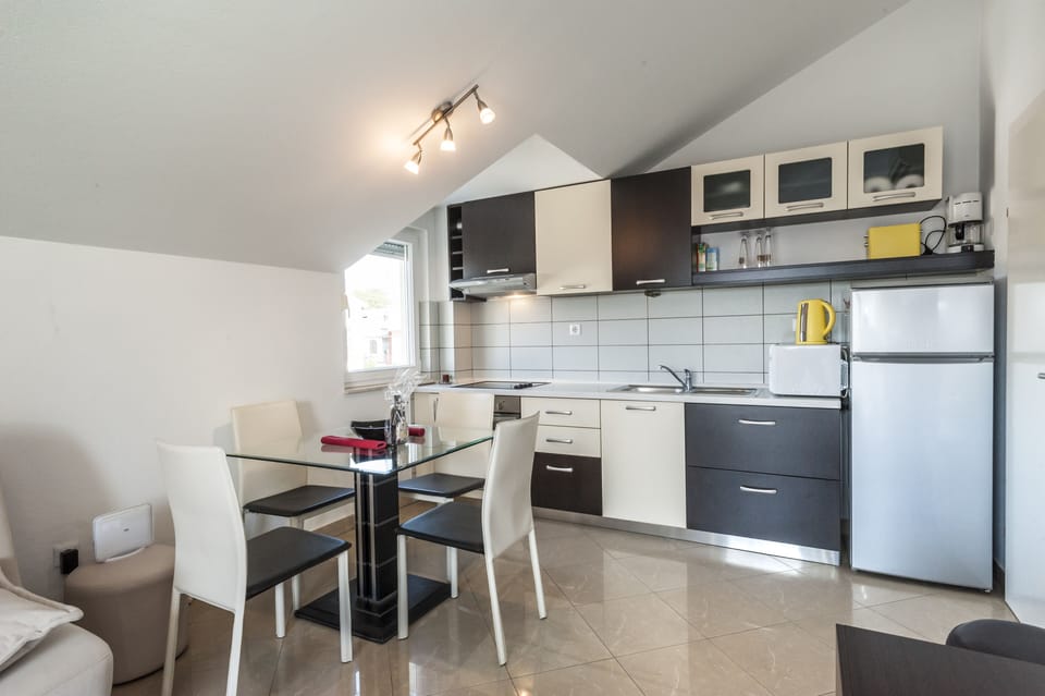 Fully equipped kitchen and dining area