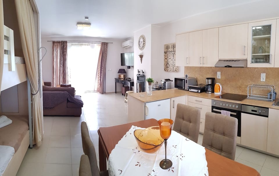 Kitchen and livingroom 