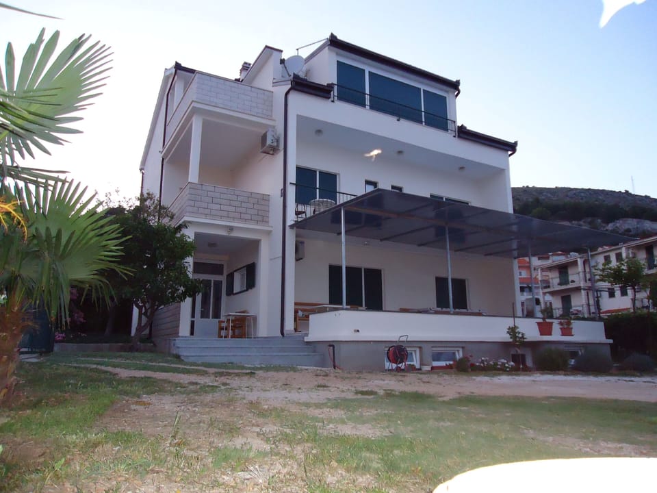 House Sisko, sea is ZERO metres from the house