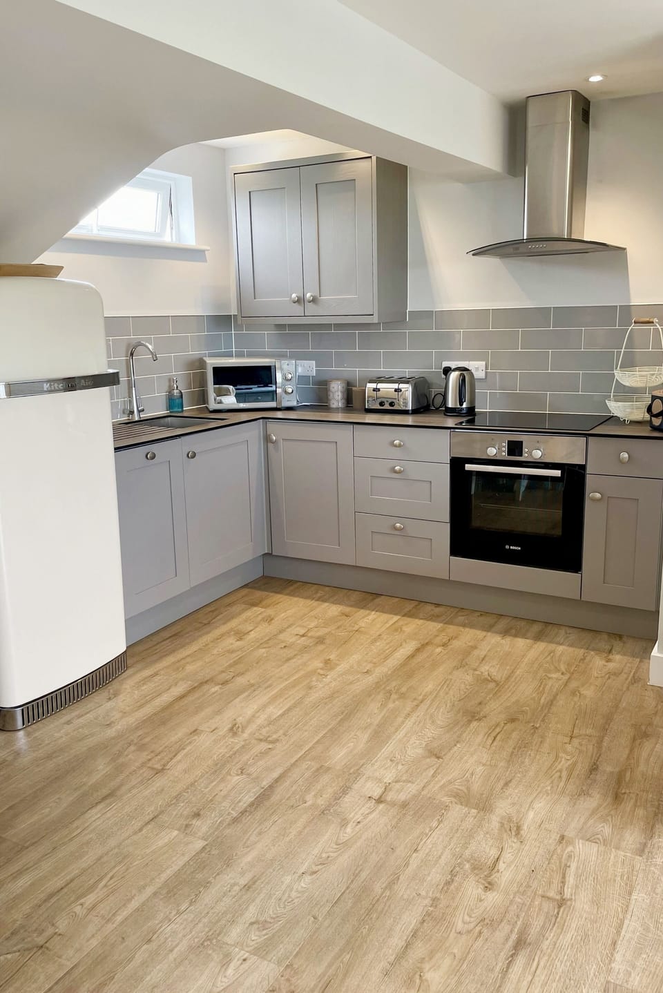 Very well equipped kitchen with Bosch and Kitchen Aid appliances.