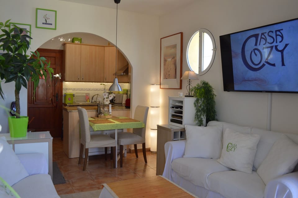 Dining for 2 to 4 inside (table extends when required)