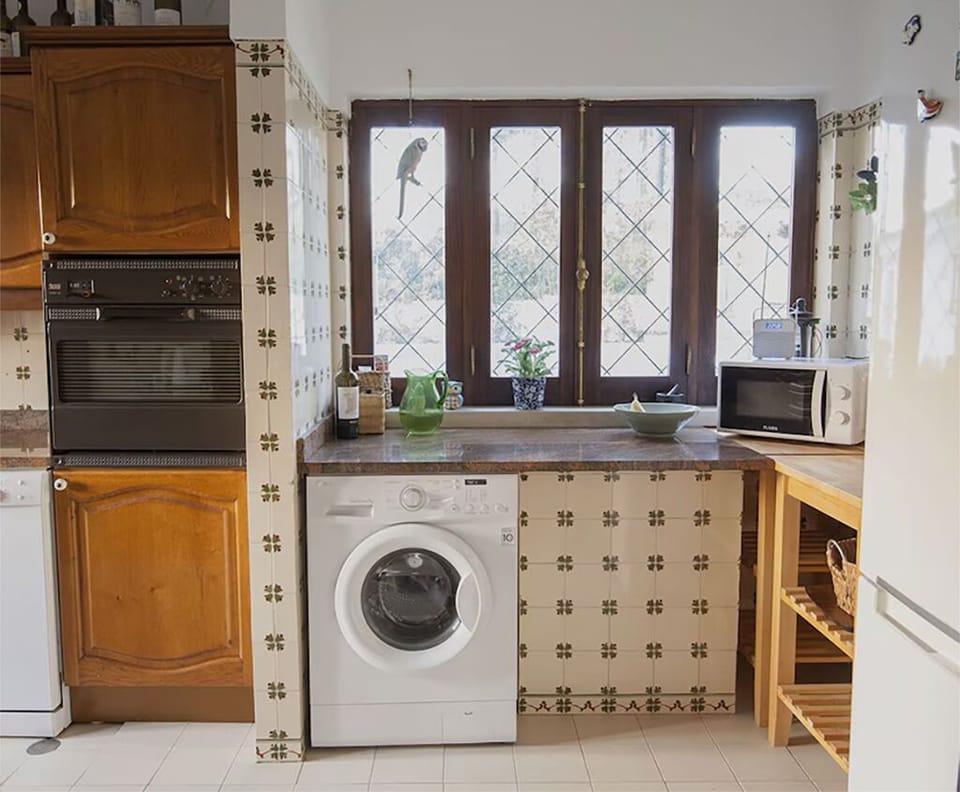 The kitchen with view over the backyard and the pool