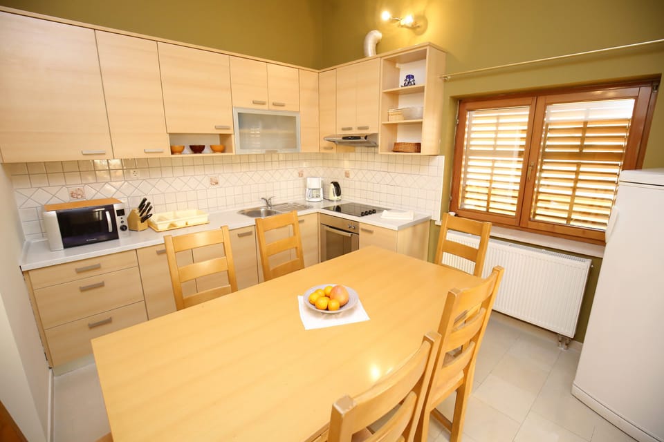 Kitchen & Dining Area