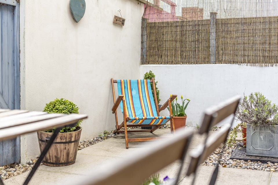 Courtyard garden with vintage deckchairs