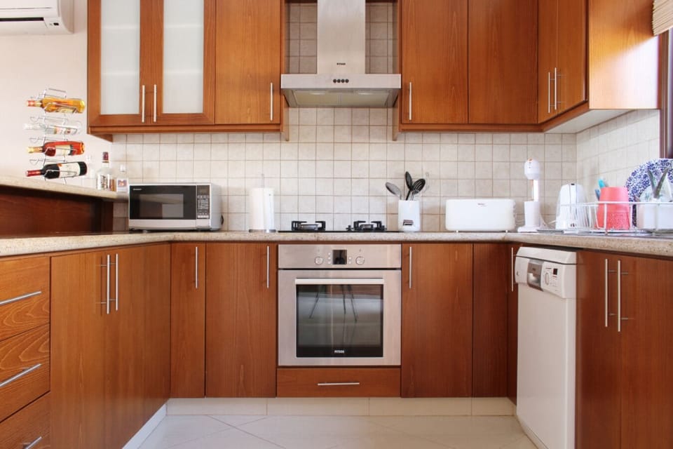 Fully stocked kitchen incl. dish washer & washing machiine