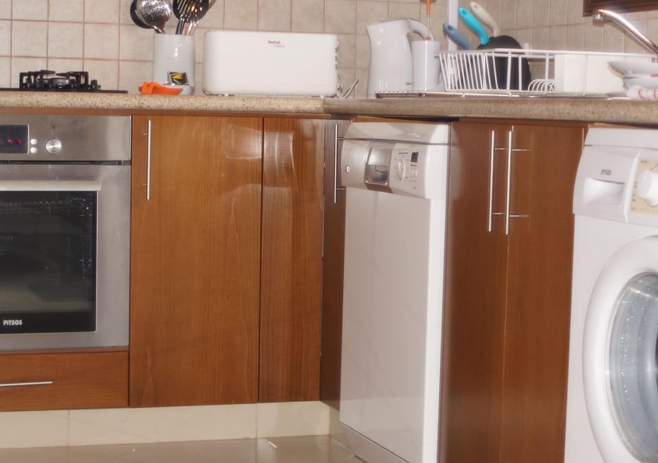 fully eqquipped kitchen with dish washer, washing machine, microwwave,