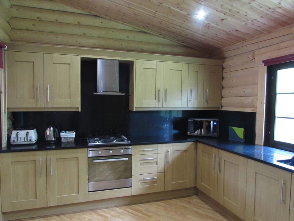 Solid oak and granite kitchen with dishwasher and modern appliances