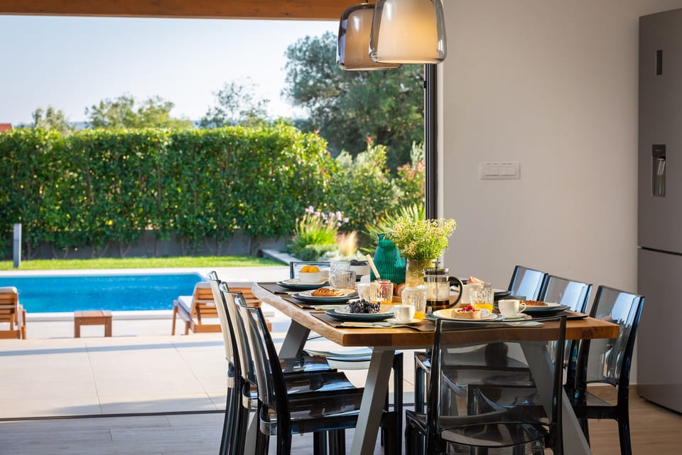 Dining table with completely open door, perfect for al fresco dining feeling