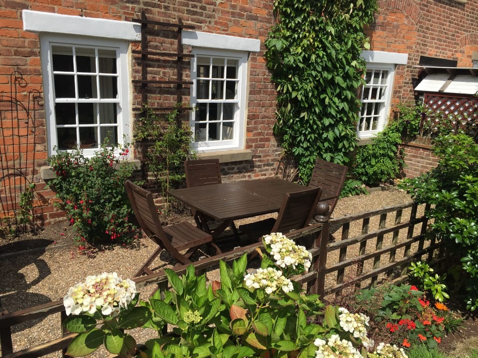 Front garden / patio area