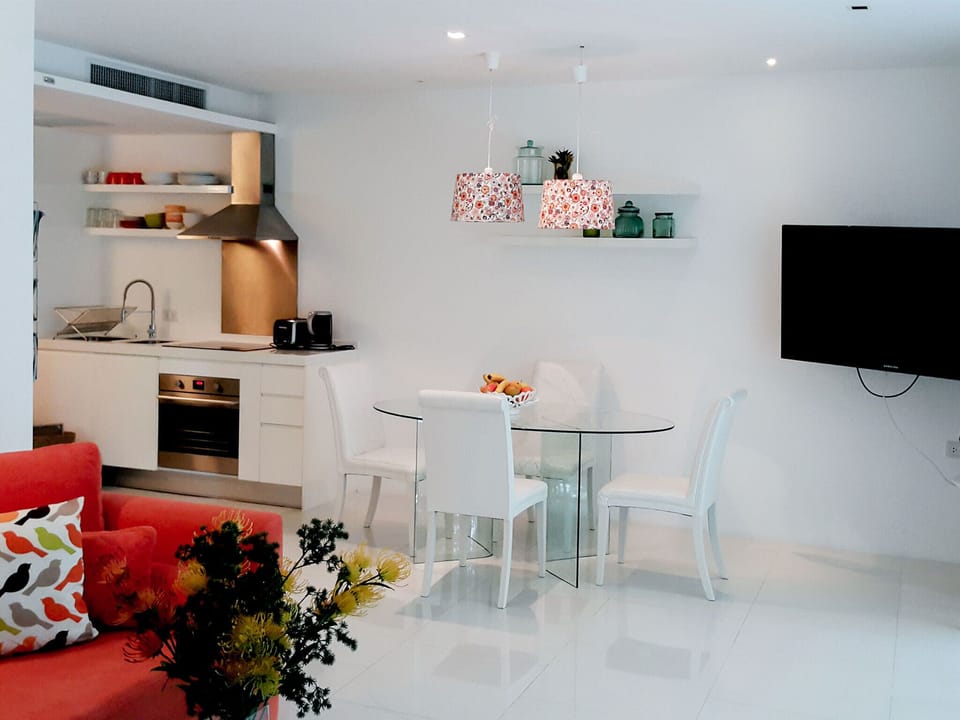 kitchenette & dinner area