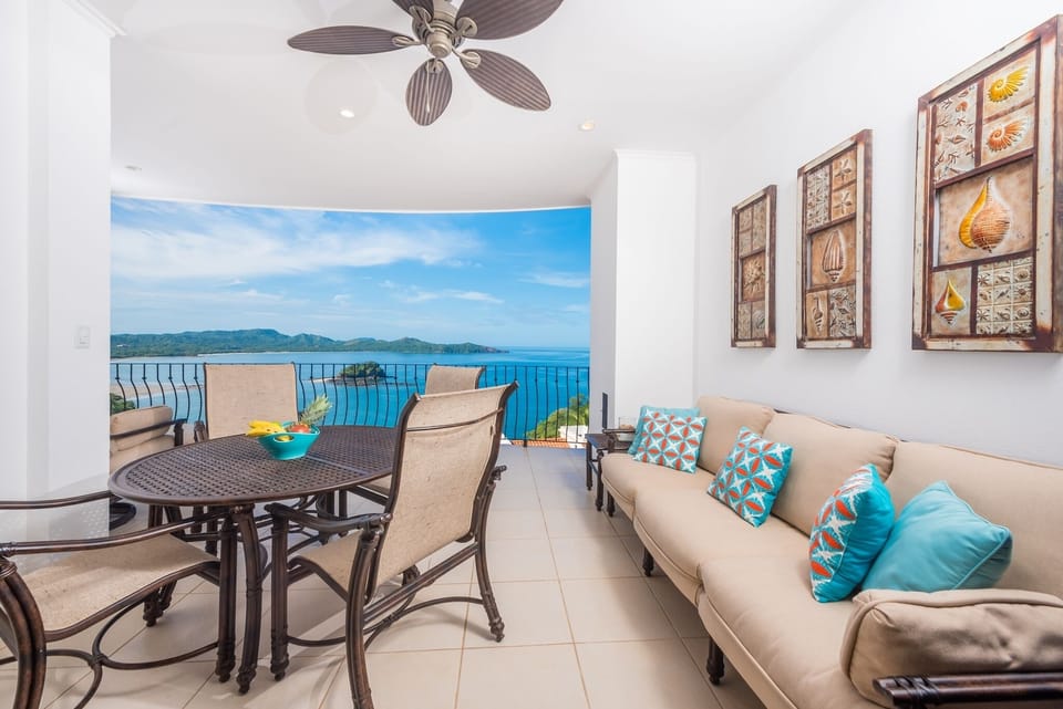 Enjoy your breakfast at the balcony with this amazing view!