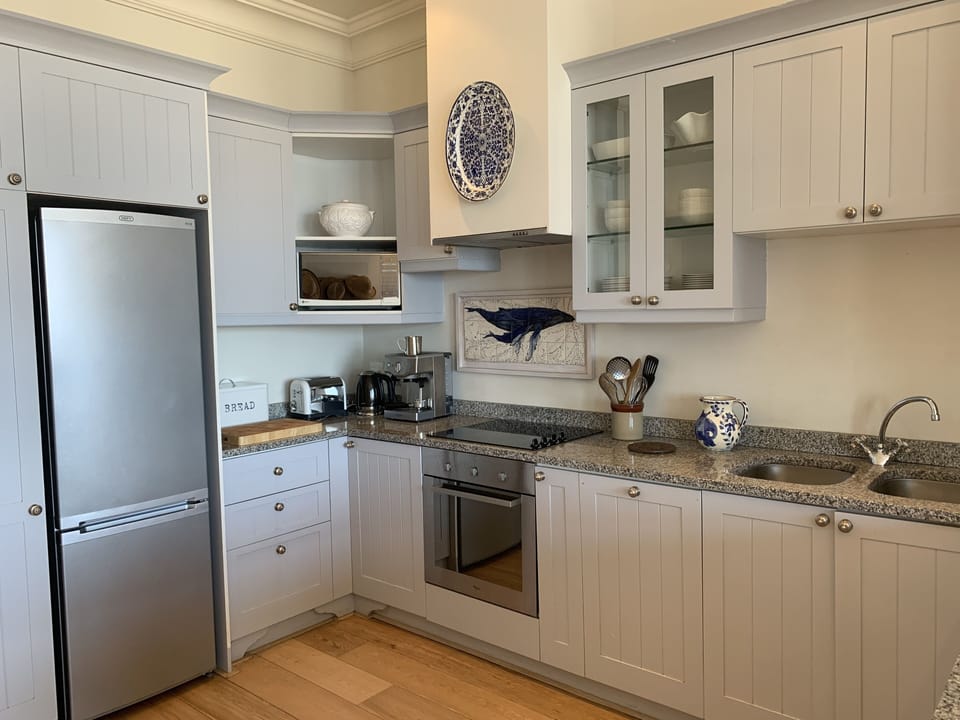 Expresso machine, fridge/deepfreeze, microwave. Well equipped for proper cooking
