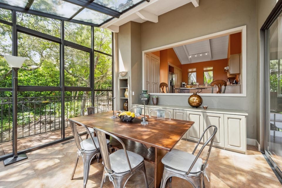 Dining room.