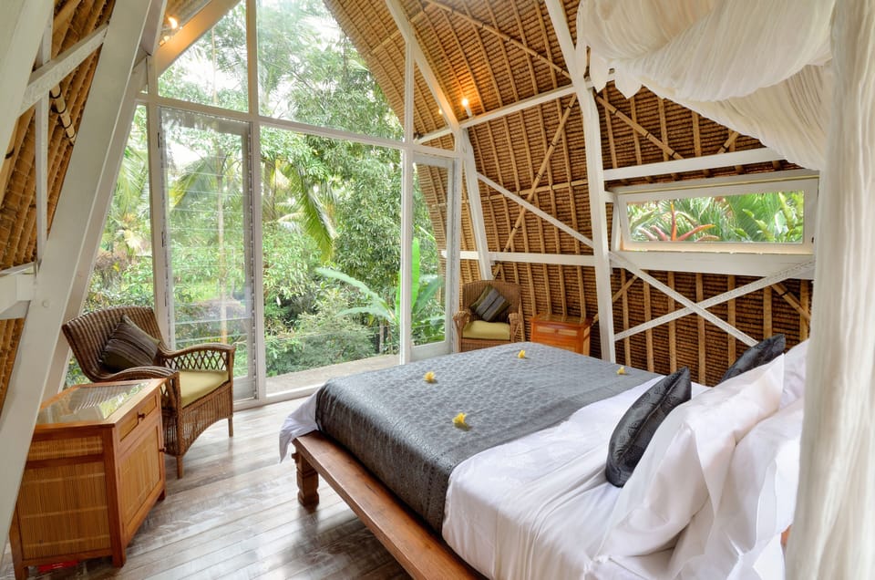 The White Elephant: Upstairs bedroom with soaring views over a deep jungle gorge