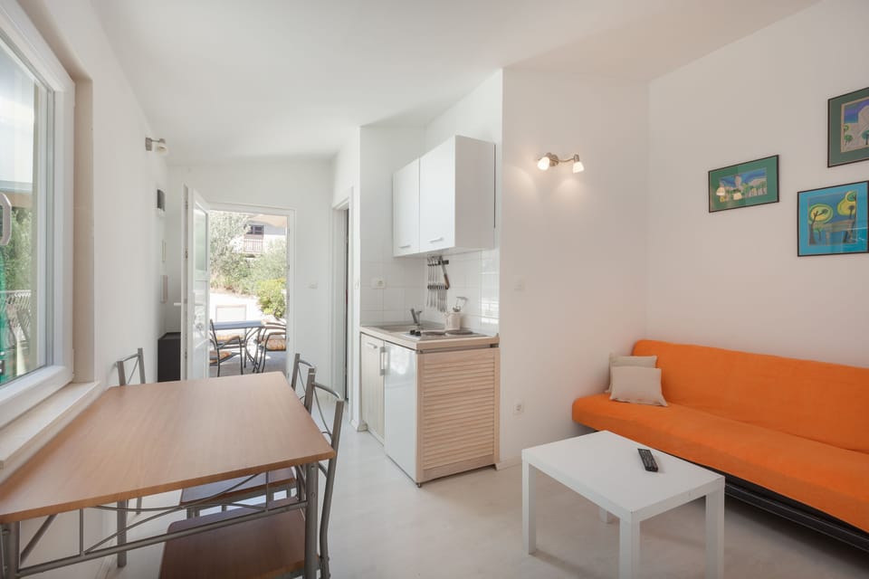 Second livingroom with kichenette and dining table