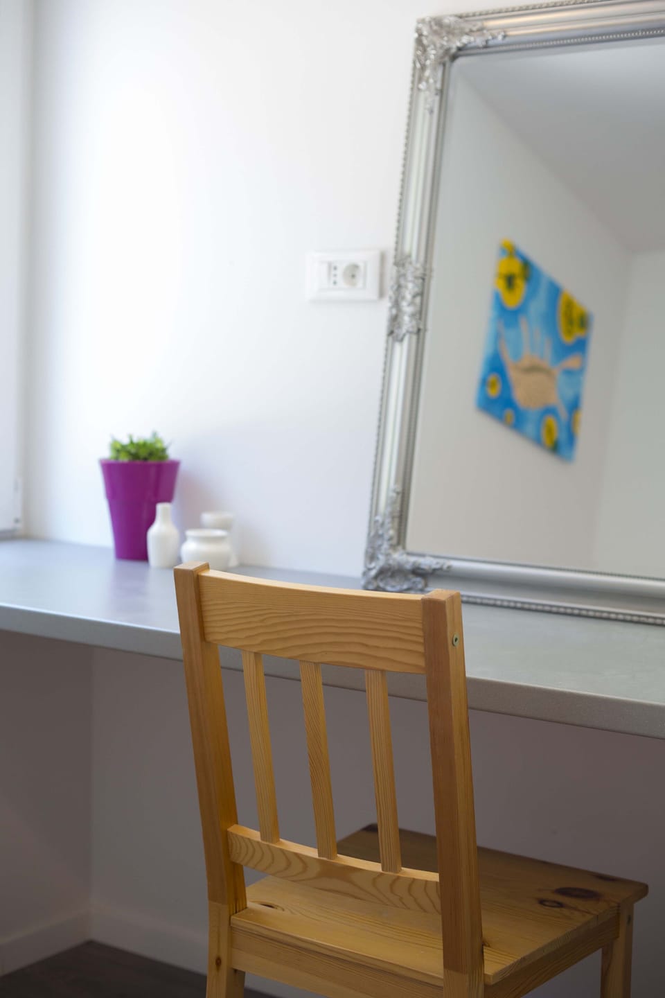 Detail with mirror in the second bedroom