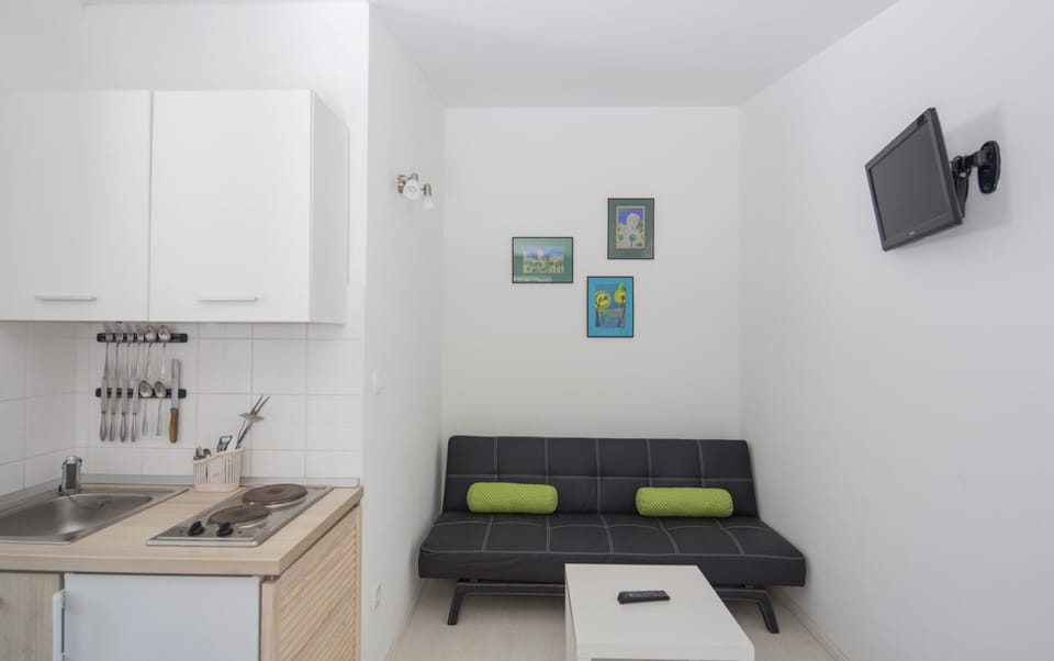 Seckond apartment livingroom with kitchenette