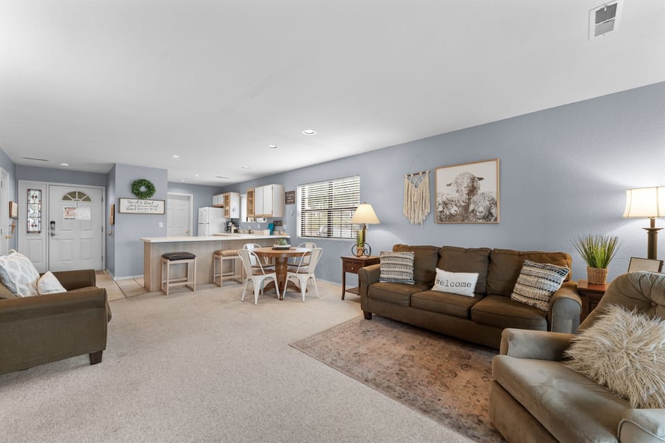 Plenty of room to spread out, whether you’re in town for shows, golf, or a longer stay.