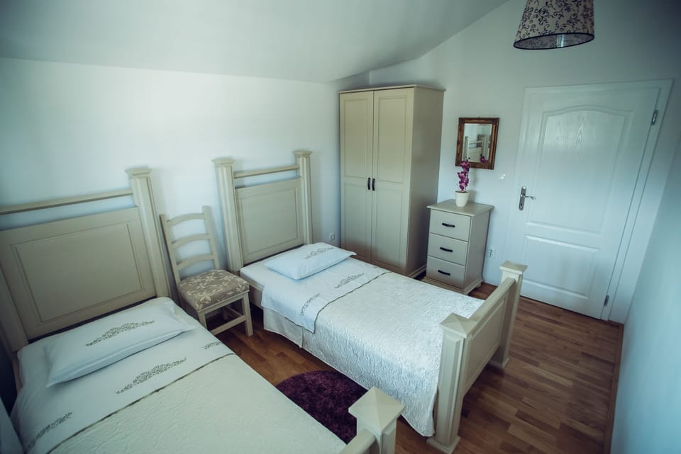 Bedroom 3 with terrace exit and twin beds