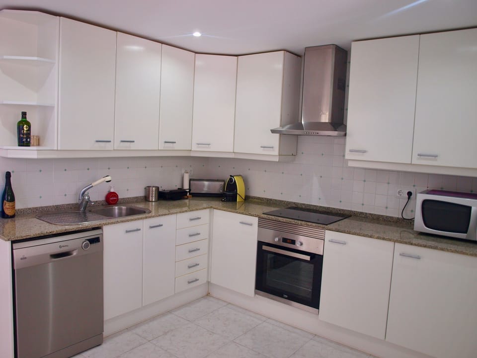 Kitchen - Induction hob, oven, microwave oven…