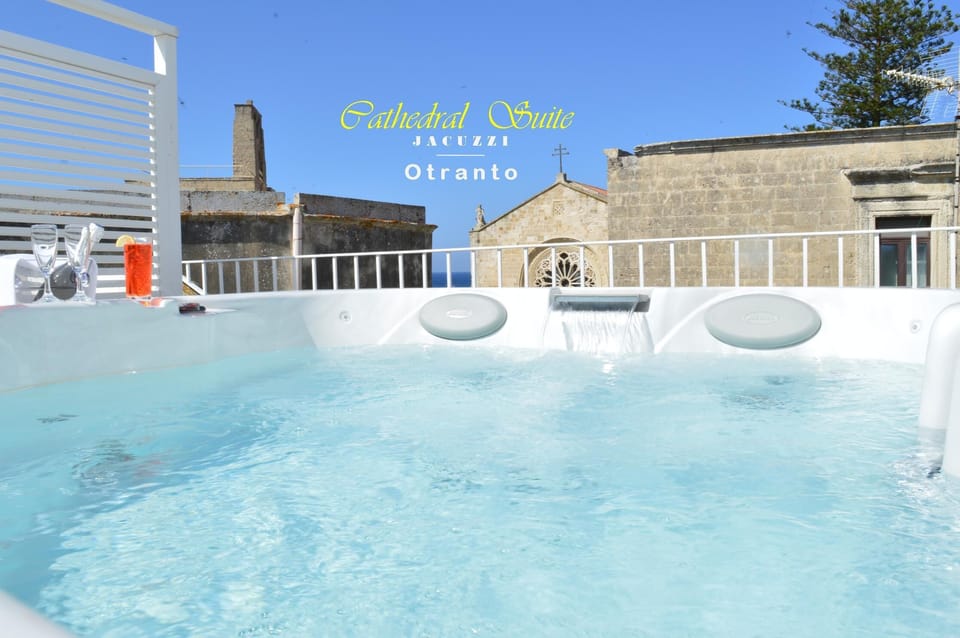 Detail inside Jacuzzi | Deattaglio interno Jacuzzi