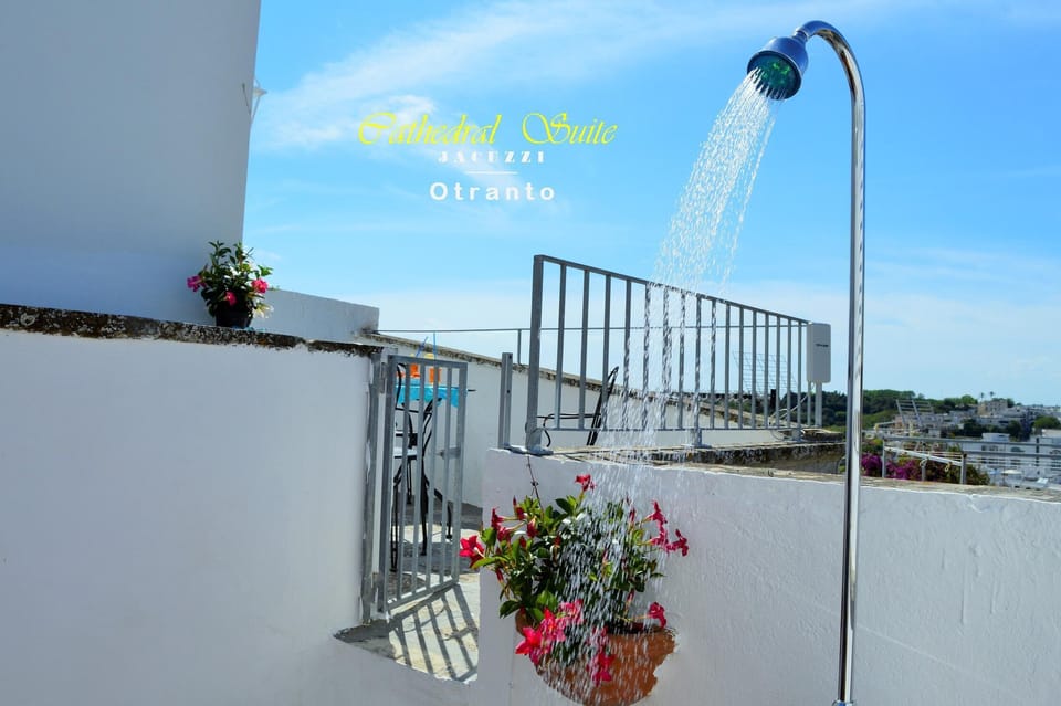 Terrace outdoor shower & dining | Terrazzo doccia esterna & zona ristoro