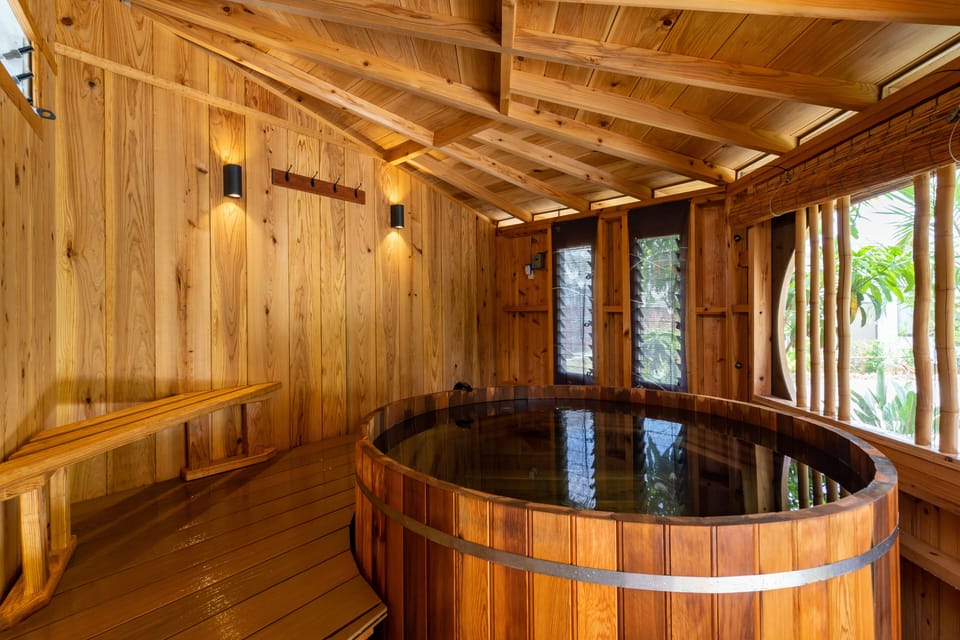 All cedar hot tub. Enough room for up to 4 people.