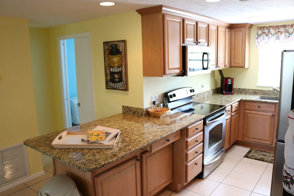 Kitchen Breakfast Bar, Granite, 2 Bar Stools, Microwave, Stove, Frig, Dishwasher