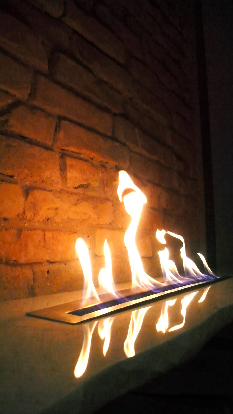 The fireplace makes the ambiental atmosphere
