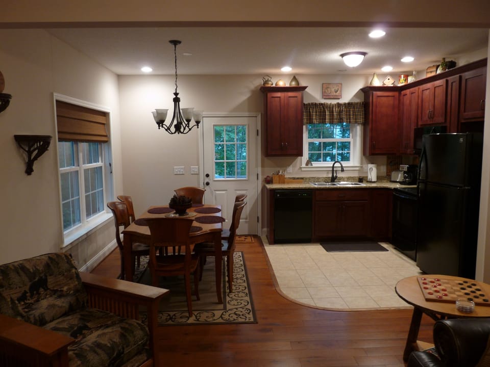 Fully equipped kitchen and dining for 6