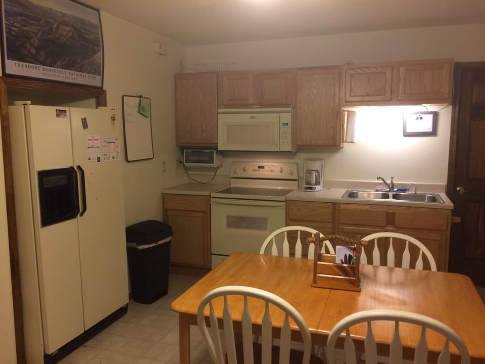Kitchen, Stove, Microwave, Sink, Toaster Oven, Coffee Maker, Refrigerator, Table