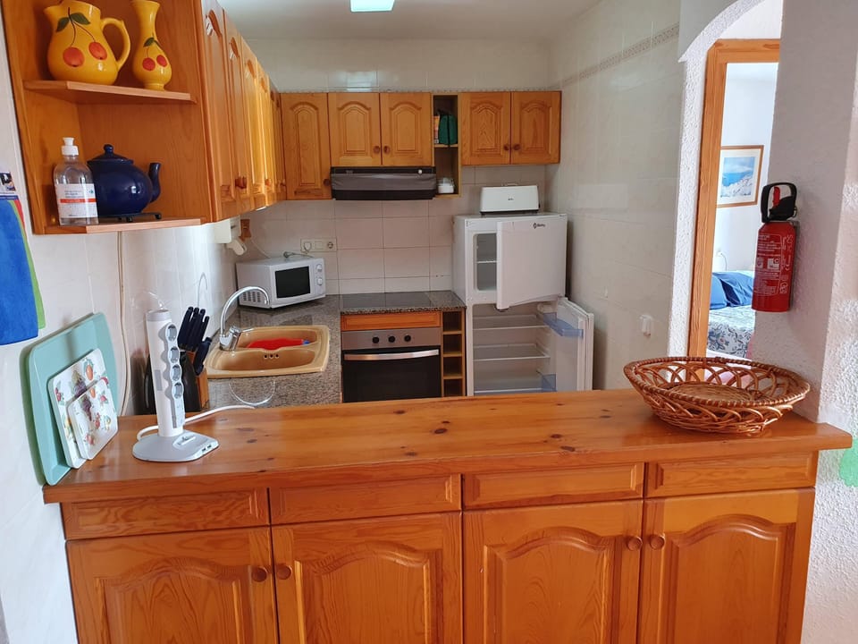 KITCHEN COUNTER