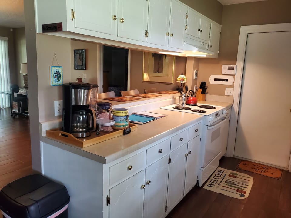 Kitchen and exit door to garage. 