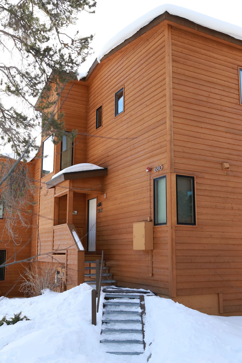 Large welcoming fully updated 4 bedroom townhome in Keystone