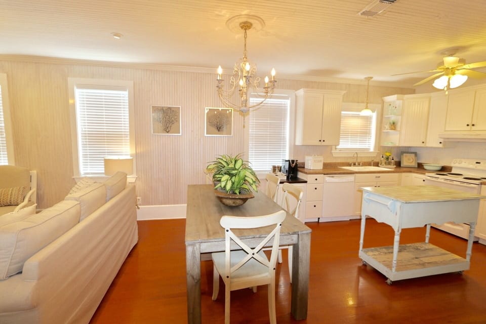 Dining room table, seating for 6