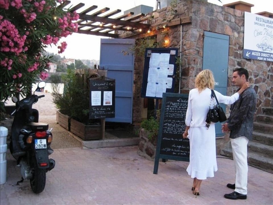 Enjoy all-day beachside snacks, wine, beer, ice cream or formal dining 4 star