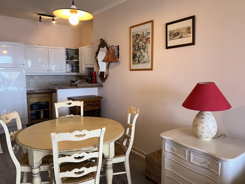 Fully equipped kitchen for meals at home