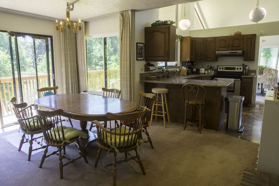 Kitchen eating area
