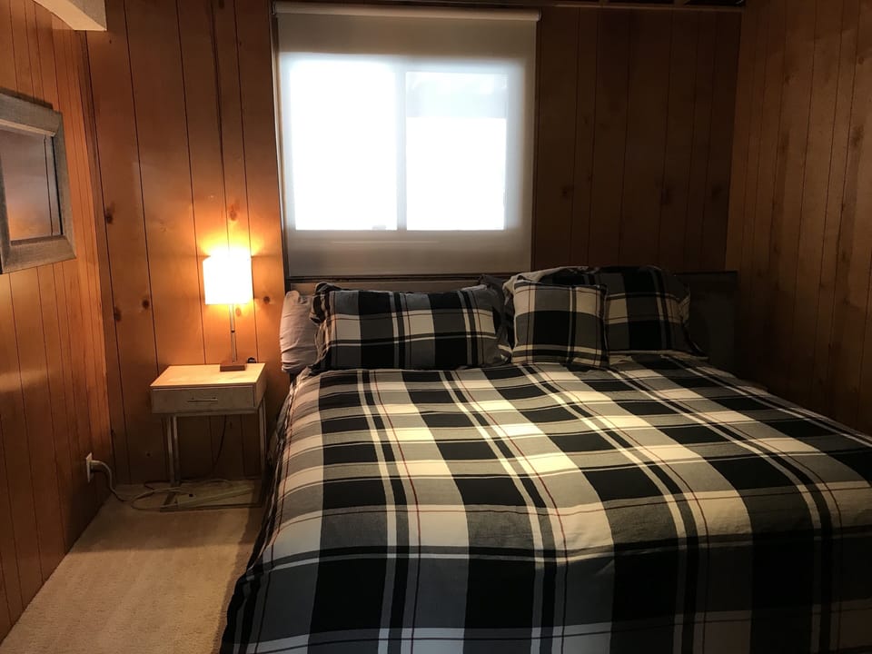4th bedroom with king bed on lower level (bath with shower also on lower level)