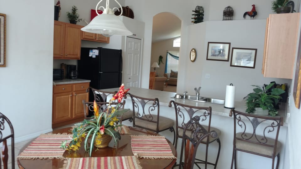 Dinette/full kitchen all the comforts of home