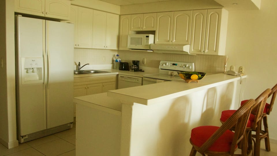 Kitchen w/Breakfast Bar