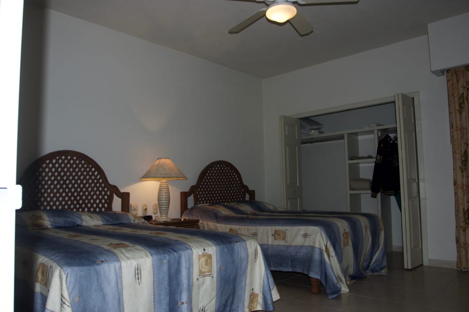 2nd Bedroom (full size beds)