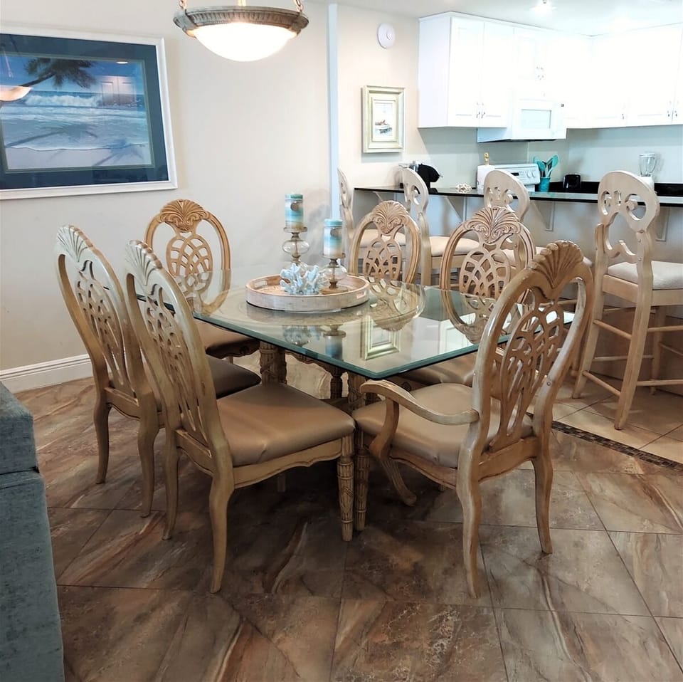 Dining Room/Bar Area